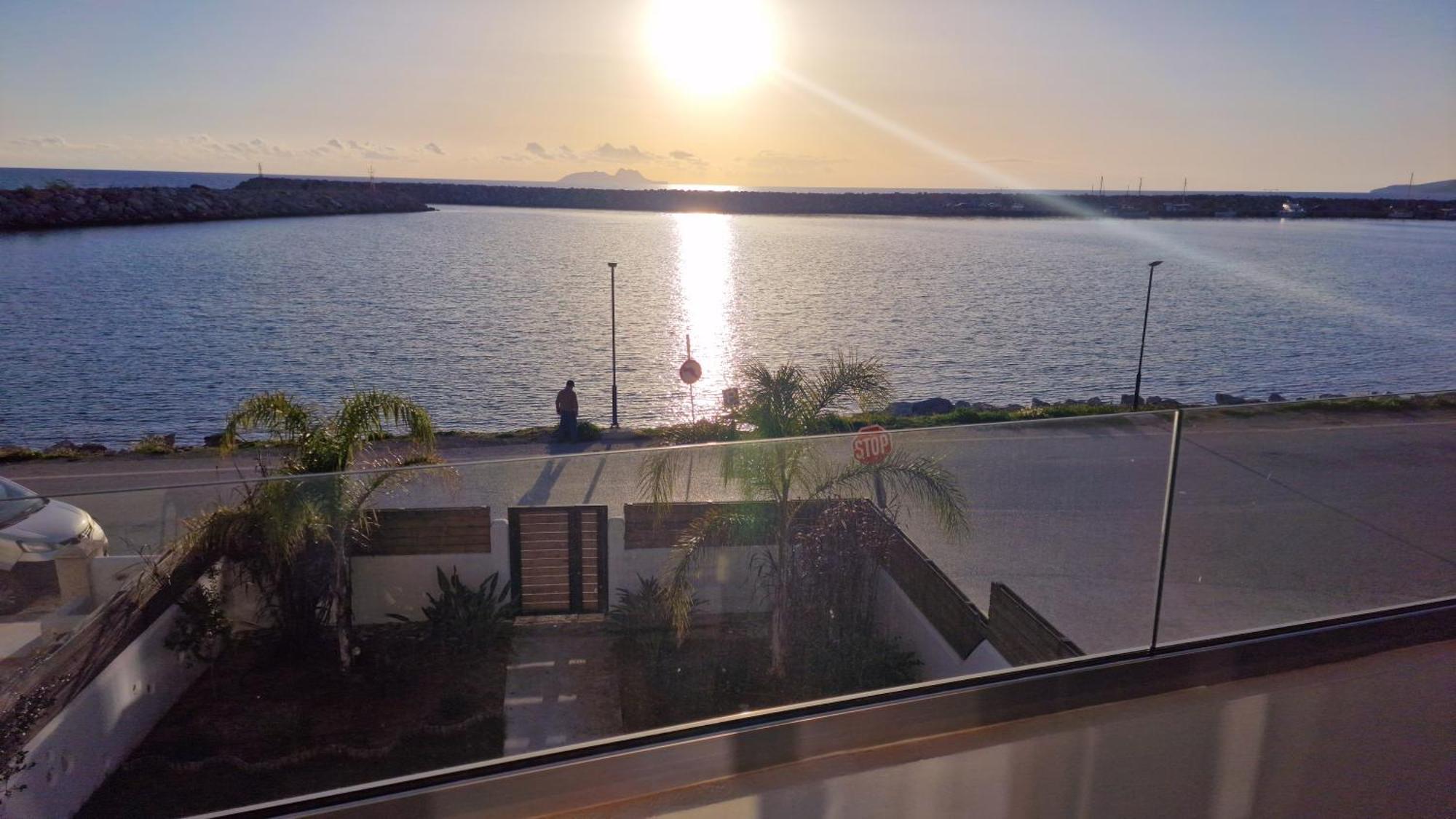 Isalos Sea View *